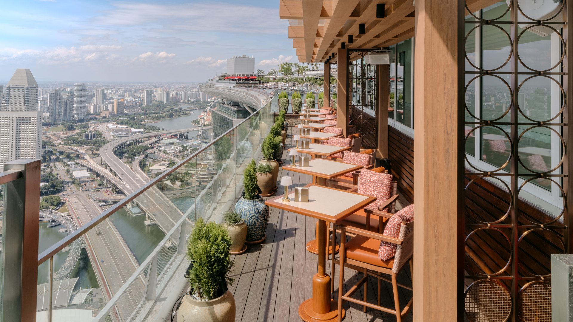Pemandangan rooftop dari LAVO, Restoran Italia romantis di Singapura