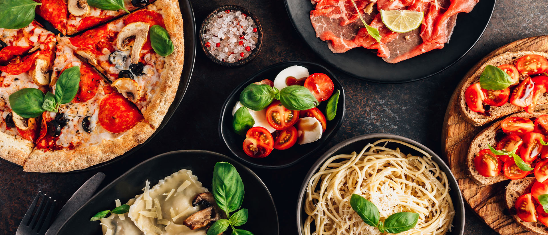 Pizza dan ravioli, disajikan di Restoran Italia terbaik di Singapura