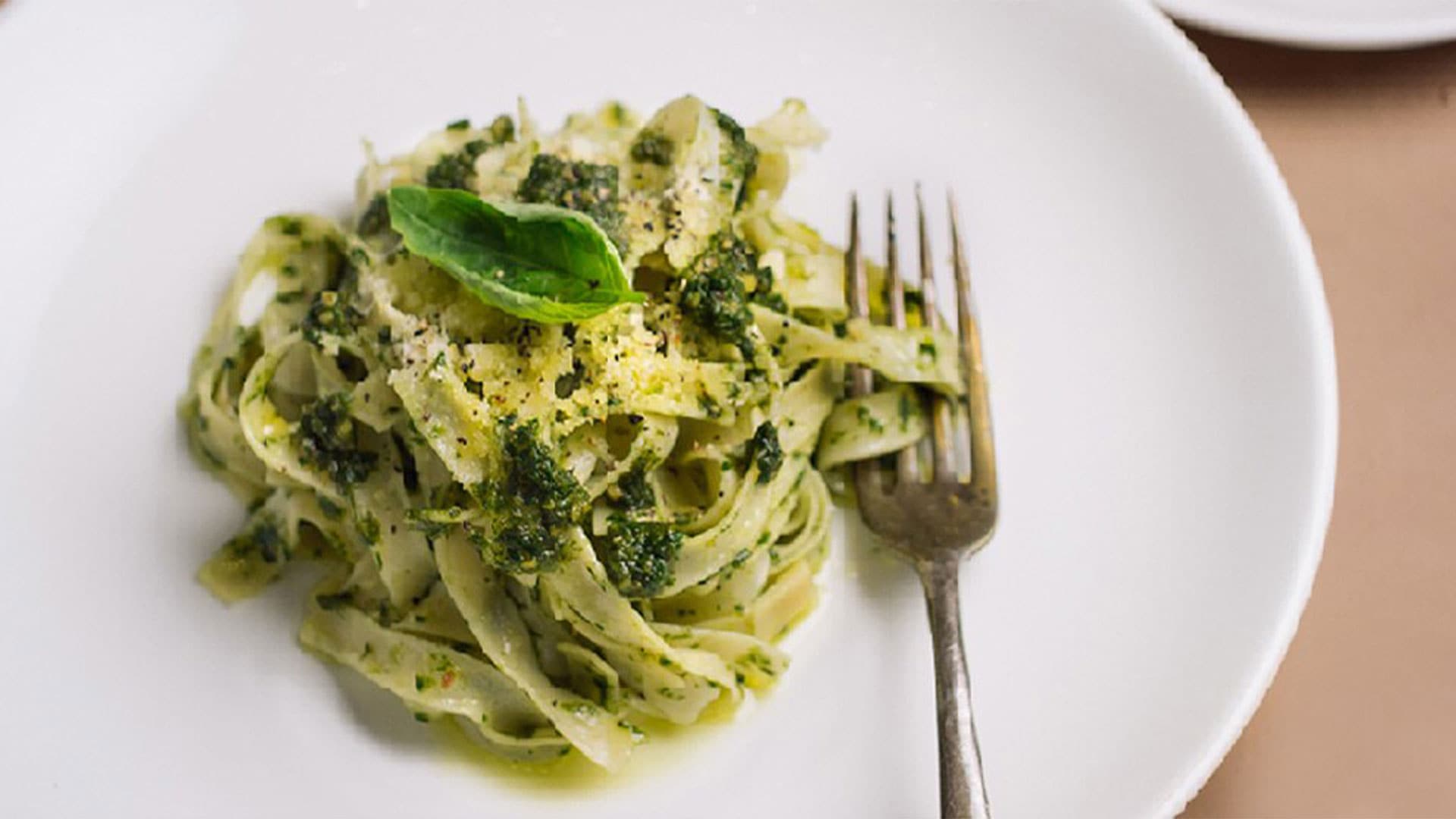 Creamy pesto pasta, hidangan klasik Italia yang disajikan di Restoran-Restoran Italia di Singapura