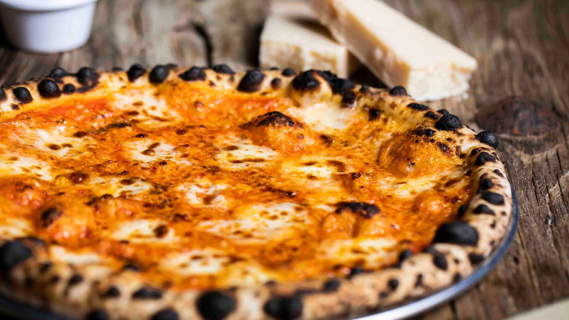 Piza bergaya Neapolitan yang dipanggang dengan kayu bakar di Robertas Pizza, restoran piza Italia di Singapura