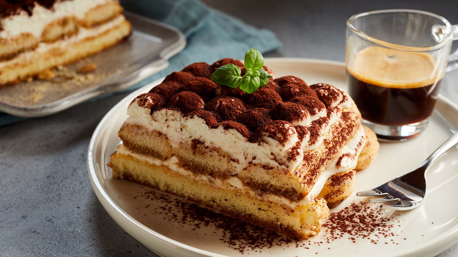 Hidangan penutup klasik Italia, Tiramisu, yang umum dijumpai di Restoran Italia di Singapura