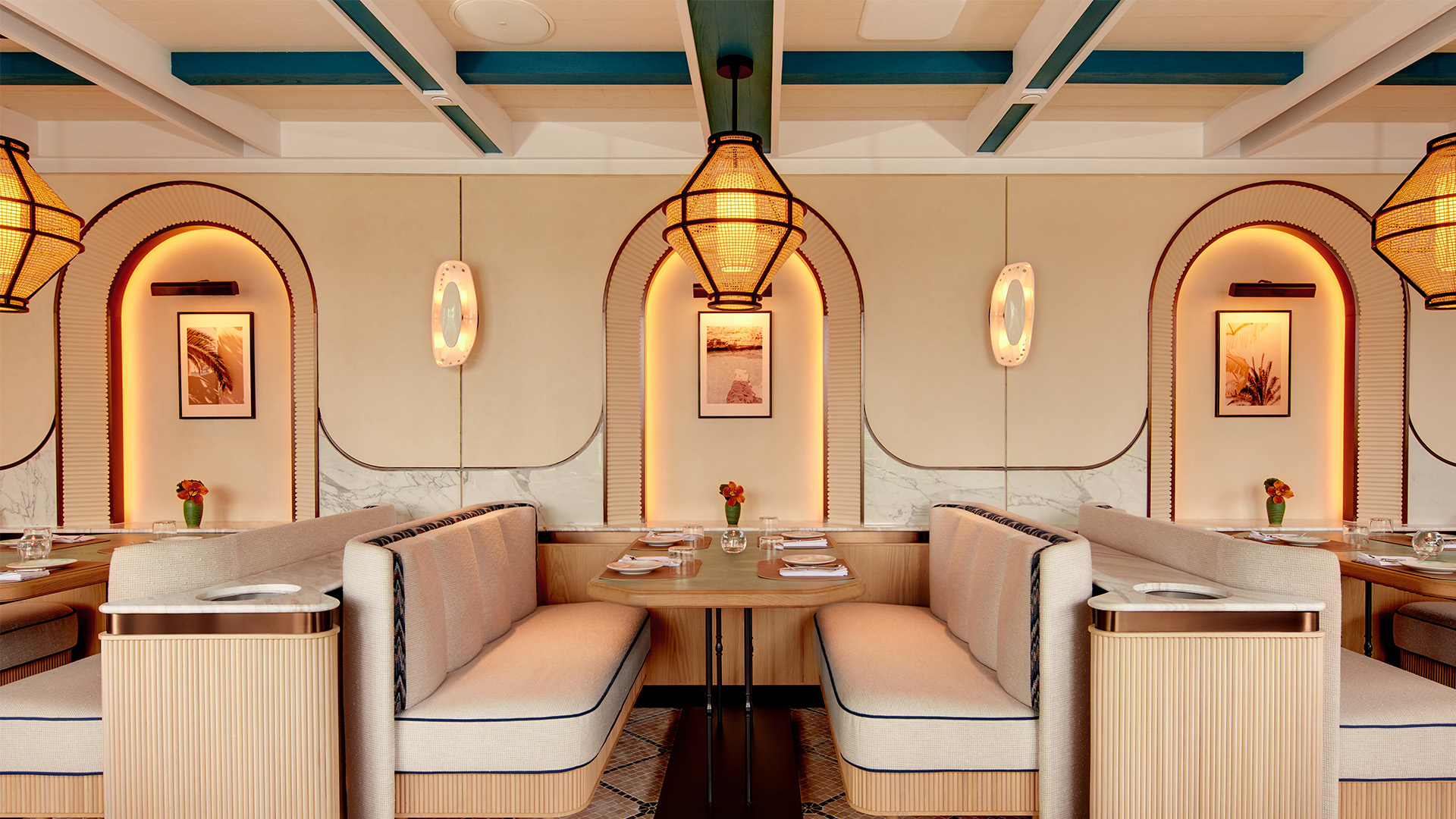 Area bersantap di Maison Boulud, sebuah Restoran yang tercantum dalam Michelin Guide di Singapura