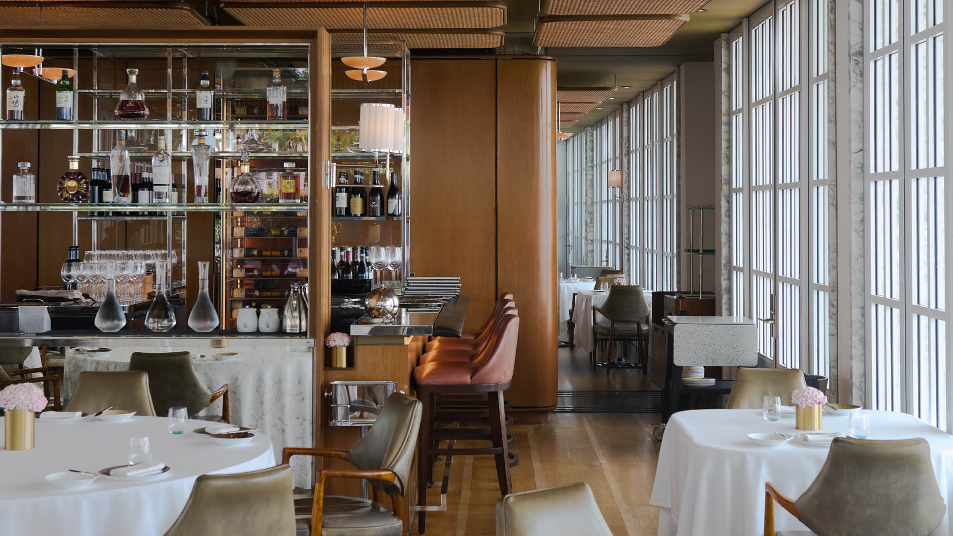 Interior Spago Dining Room, Restoran yang direkomendasikan dalam panduan MICHELIN 2026