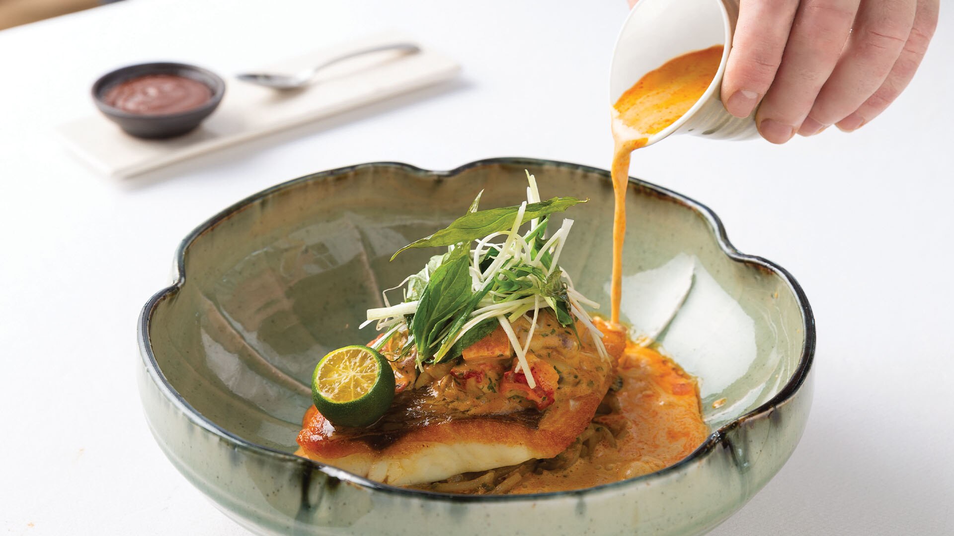 Sea Bream "Laksa" di Spago, sebuah Restoran MICHELIN Guide di Singapura