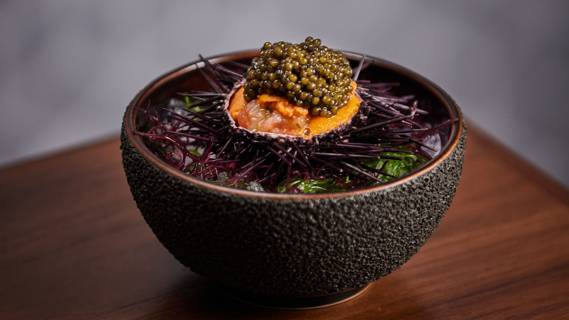 Hidangan khas yang menampilkan Botan Shrimp dan bulu babi yang disajikan di Restoran berbintang satu Michelin di Singapura