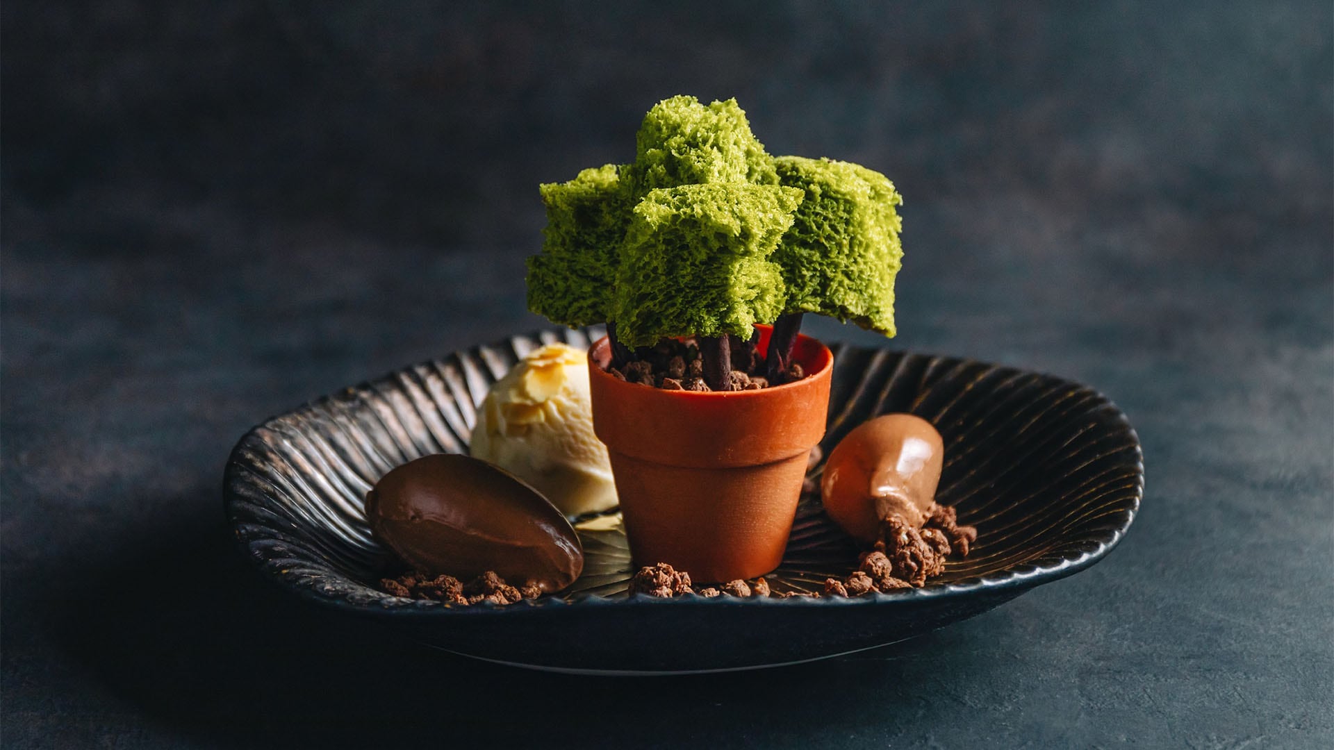 Hidangan penutup yang menyerupai Bonsai di KOMA, sebuah Restoran sushi omakase di Singapura