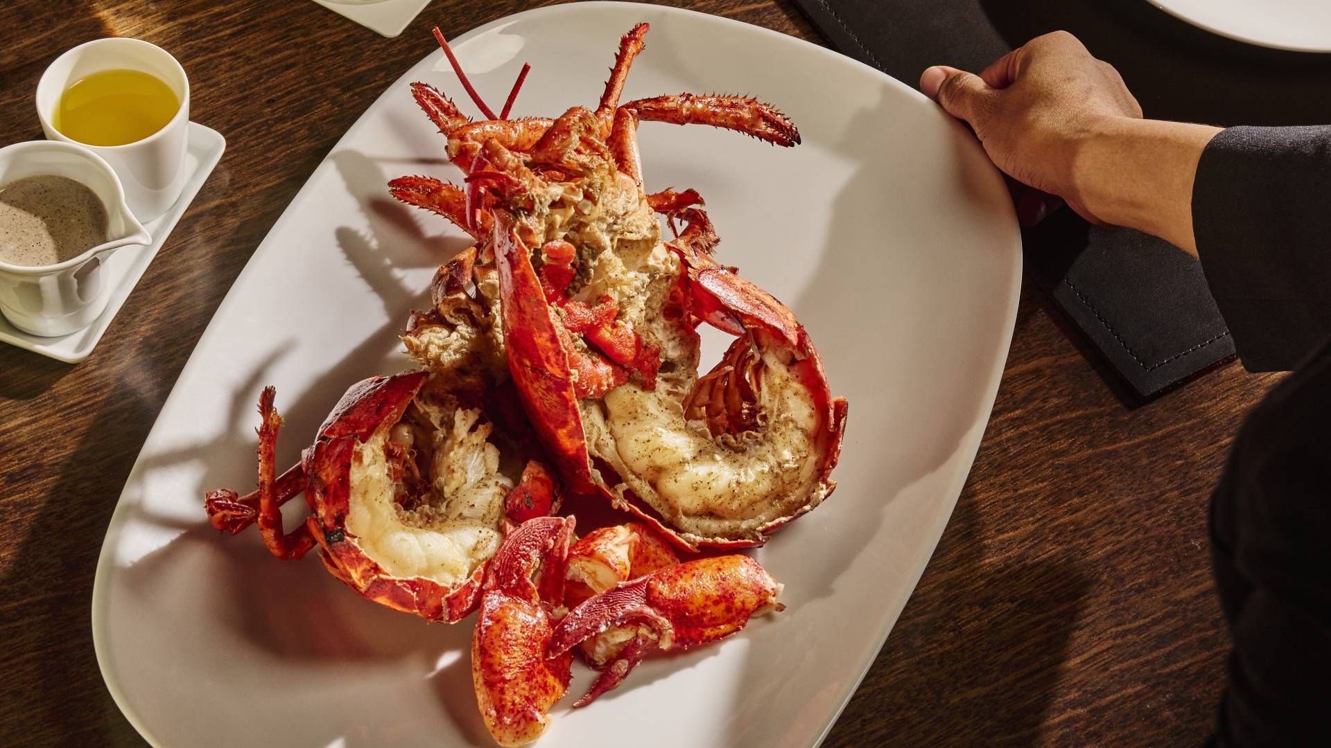 Whole Maine Lobster dari CUT, Restoran Boga Bahari Barat di Singapura