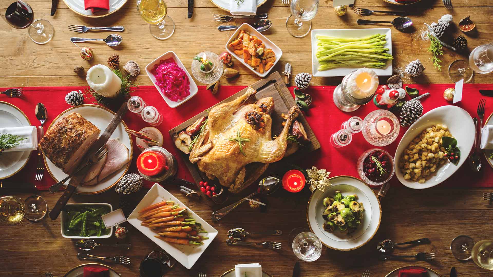 Jamuan Natal berkelas dengan wine, roasted turkey, dan Sunday roast