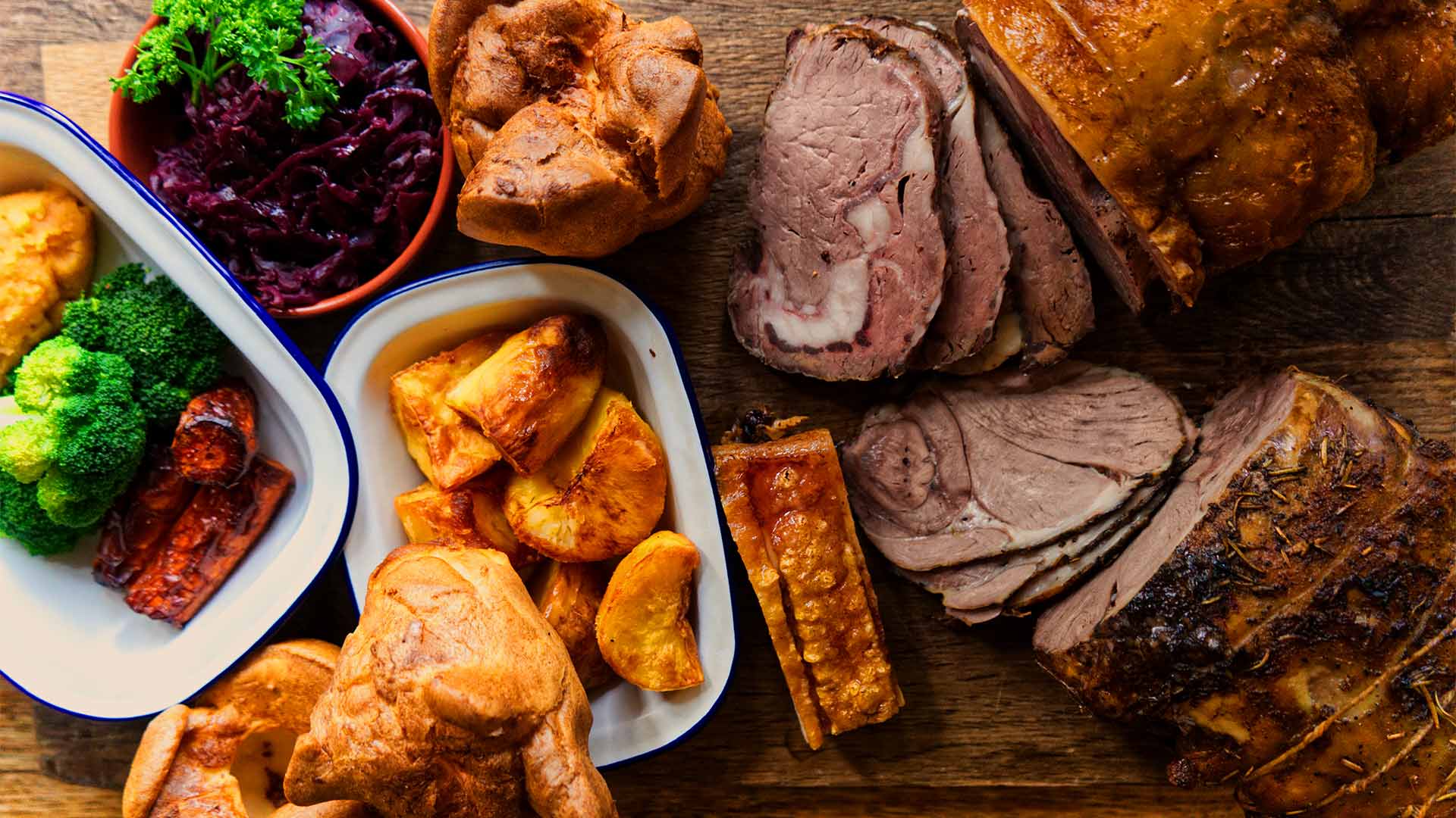 Roasted beef, pudding, dan sayuran terhidang di atas meja untuk makan siang hari Minggu