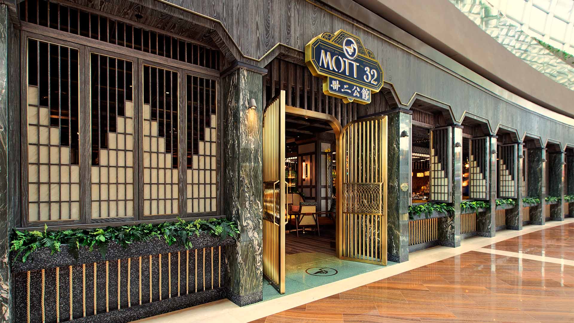 Pintu masuk Mott 32, restoran yang menyajikan daging sapi wagyu di Singapura
