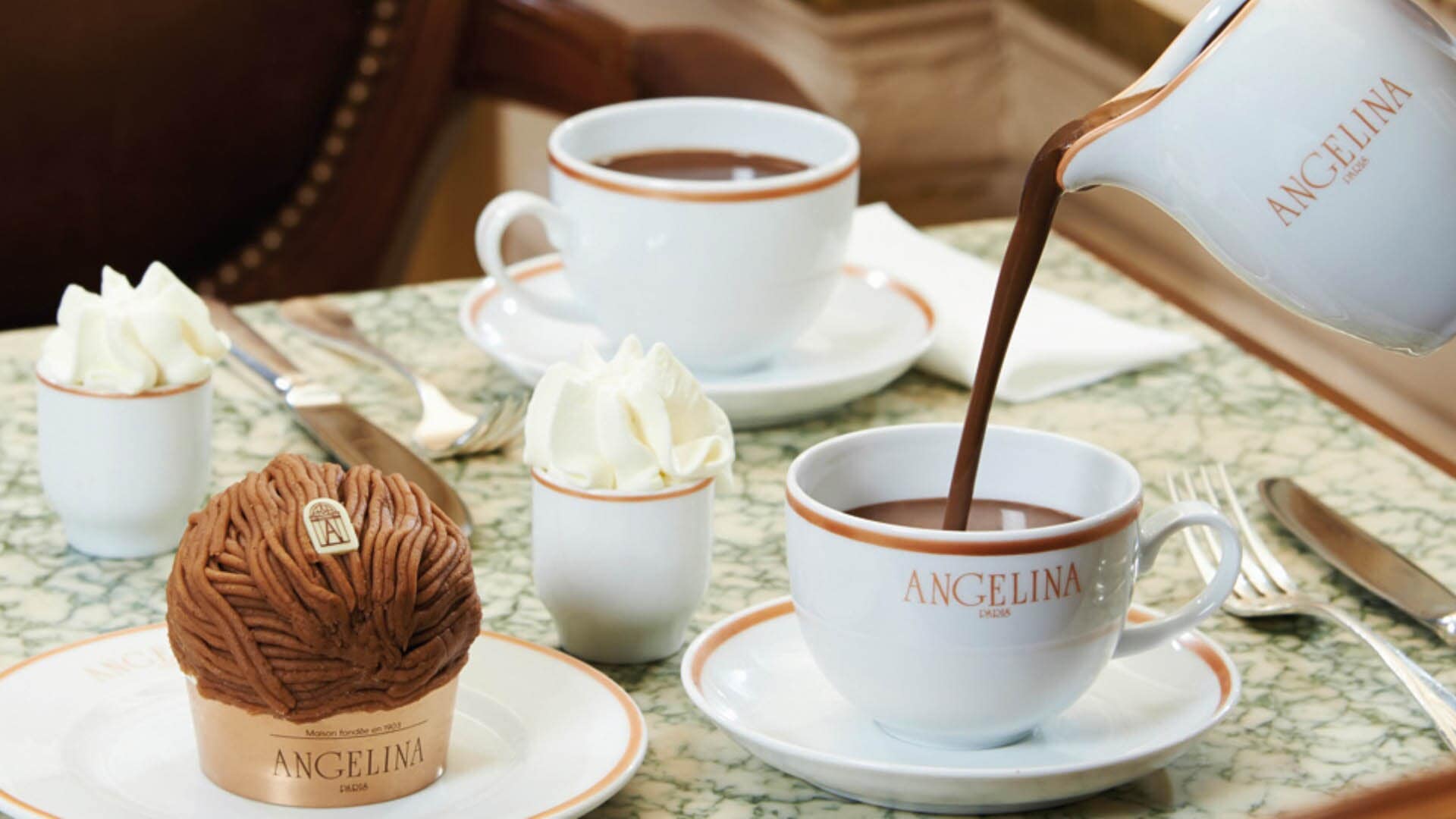 Hot chocolate dari Angelina, kafe santap kasual Barat di Singapura