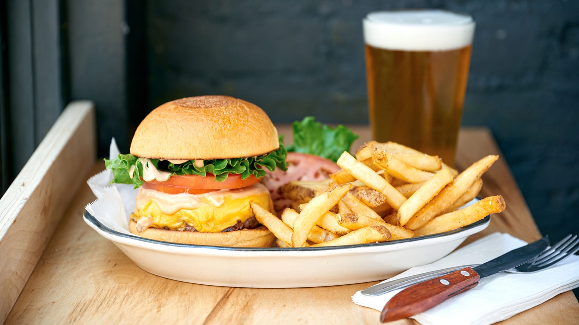 Burger and beer dari Black Tap, sebuah Restoran santap kasual Barat di Singapura