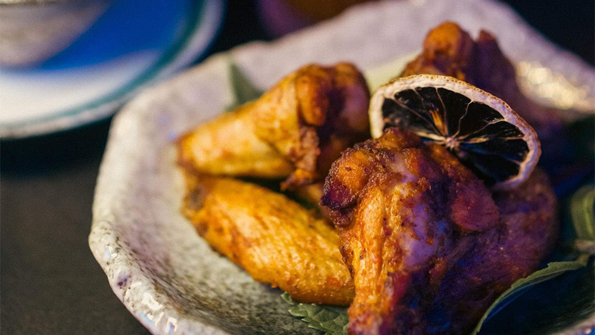 Fried chicken dari Le Noir, kafe sekaligus bar bergaya Barat di Singapura