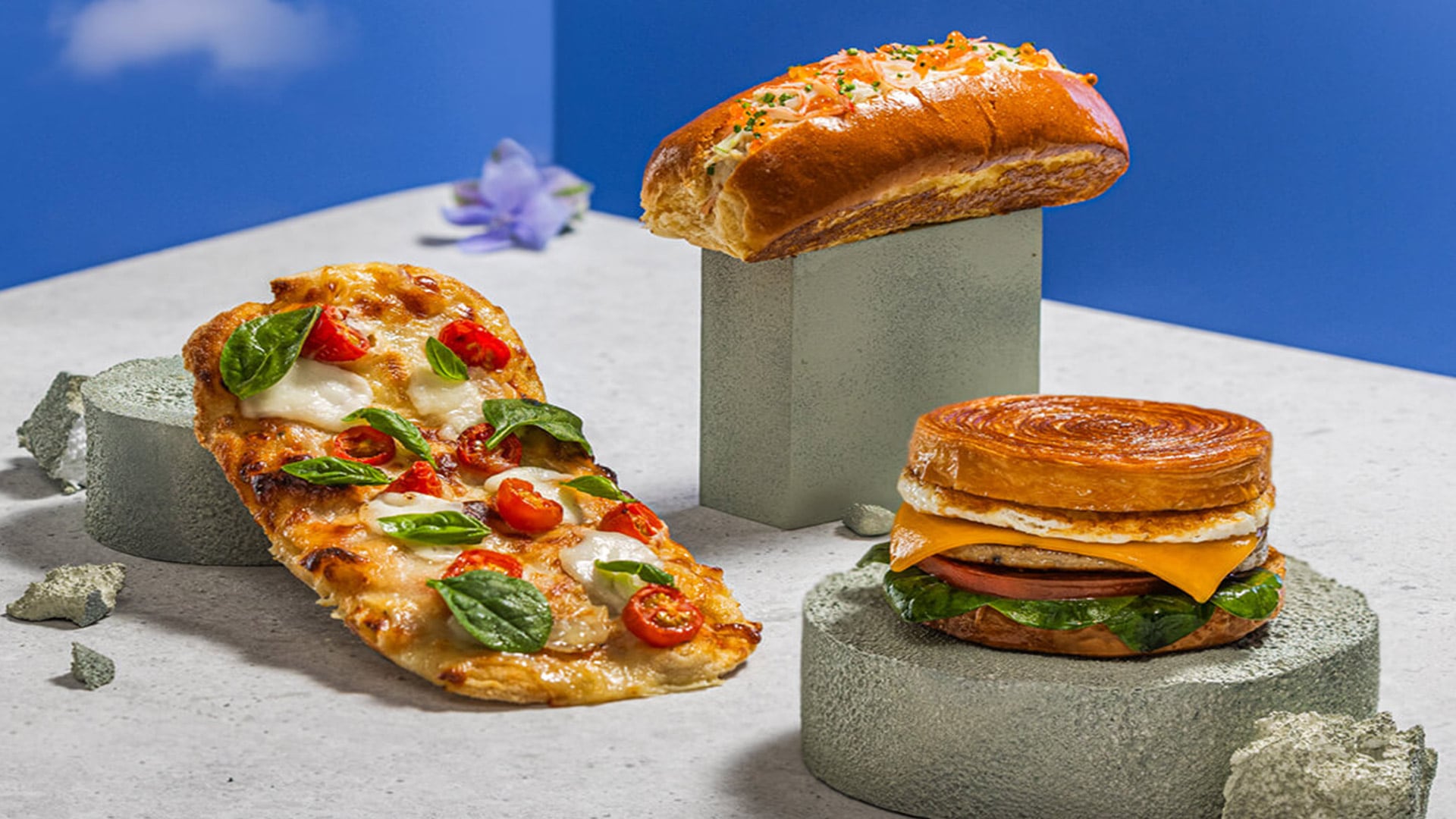 Roti dan piza dari Miracle Coffee, kafe Barat di Singapura