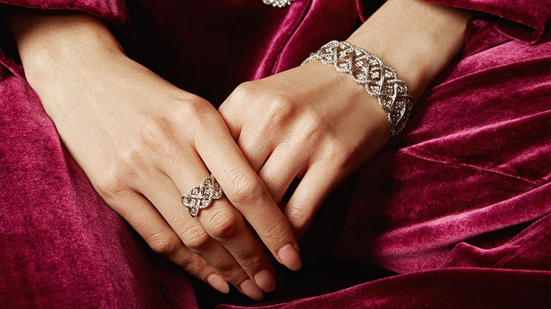Wanita dengan kalung, cincin, dan gelang dari Buccellati, merek perhiasan berkelas di Singapura