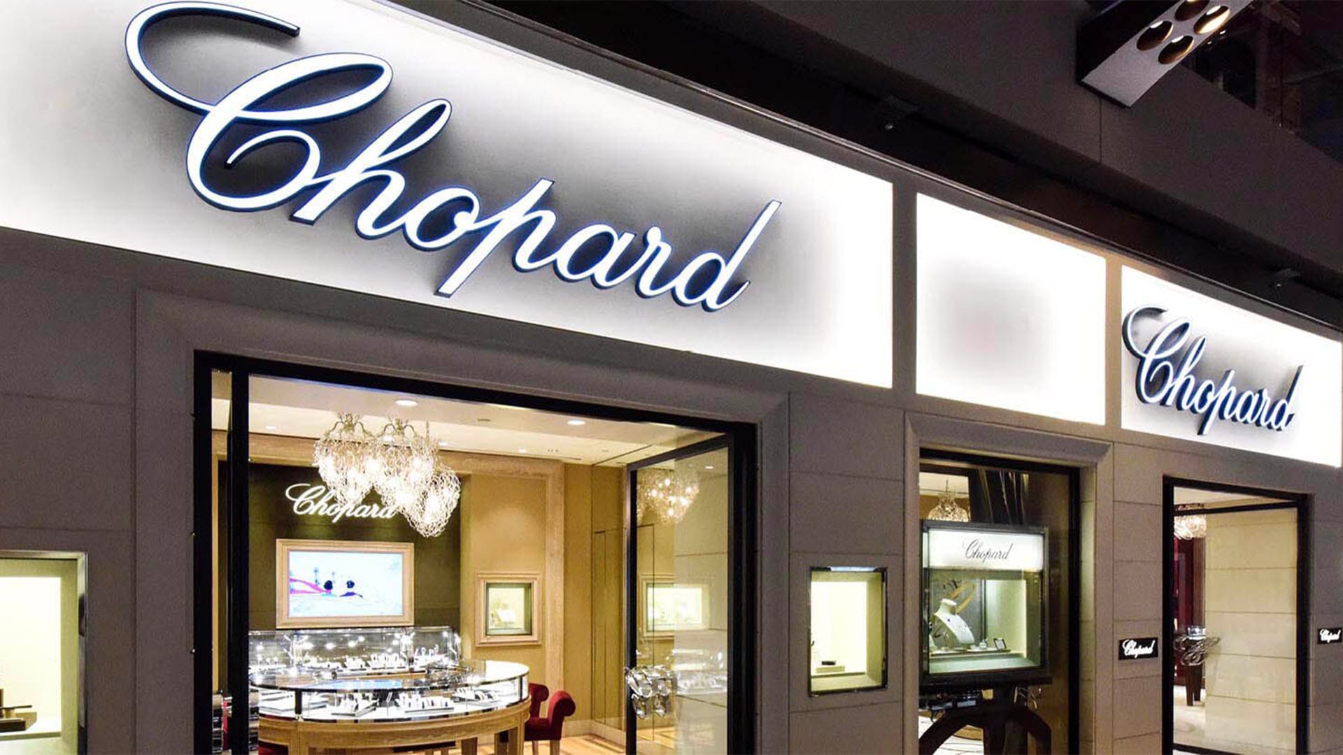 Liontin kalung bertatahkan Diamond dari Chopard, jenama perhiasan berkelas di Singapura