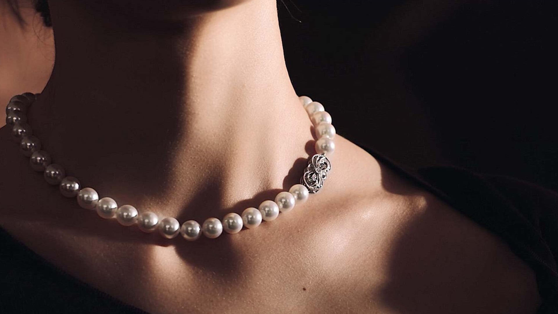 Giwang Gold dan mutiara dari Mikimoto, merek perhiasan berkelas di Marina Bay Sands, Singapura