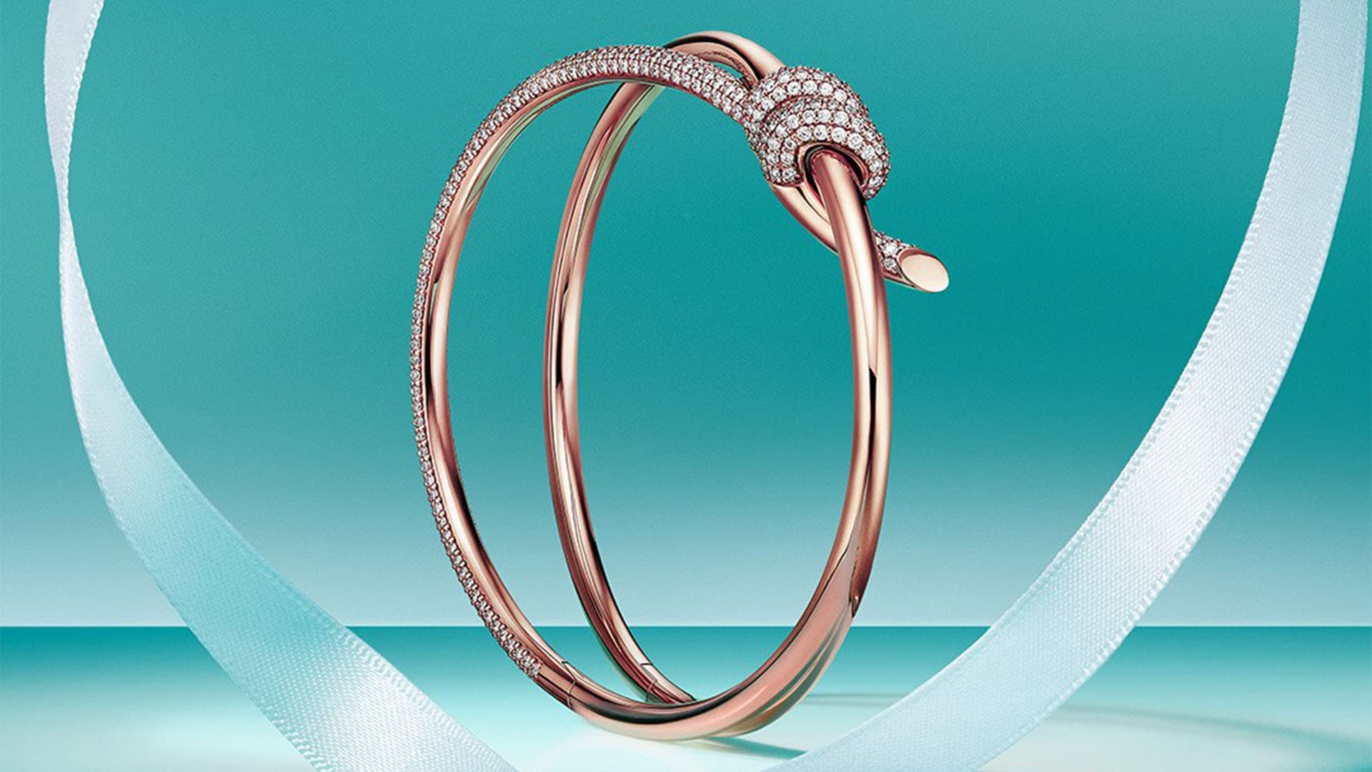 Gelang berbalut Diamond, Gold, dan rose gold dari Tiffany & Co., merek perhiasan berkelas di Singapura