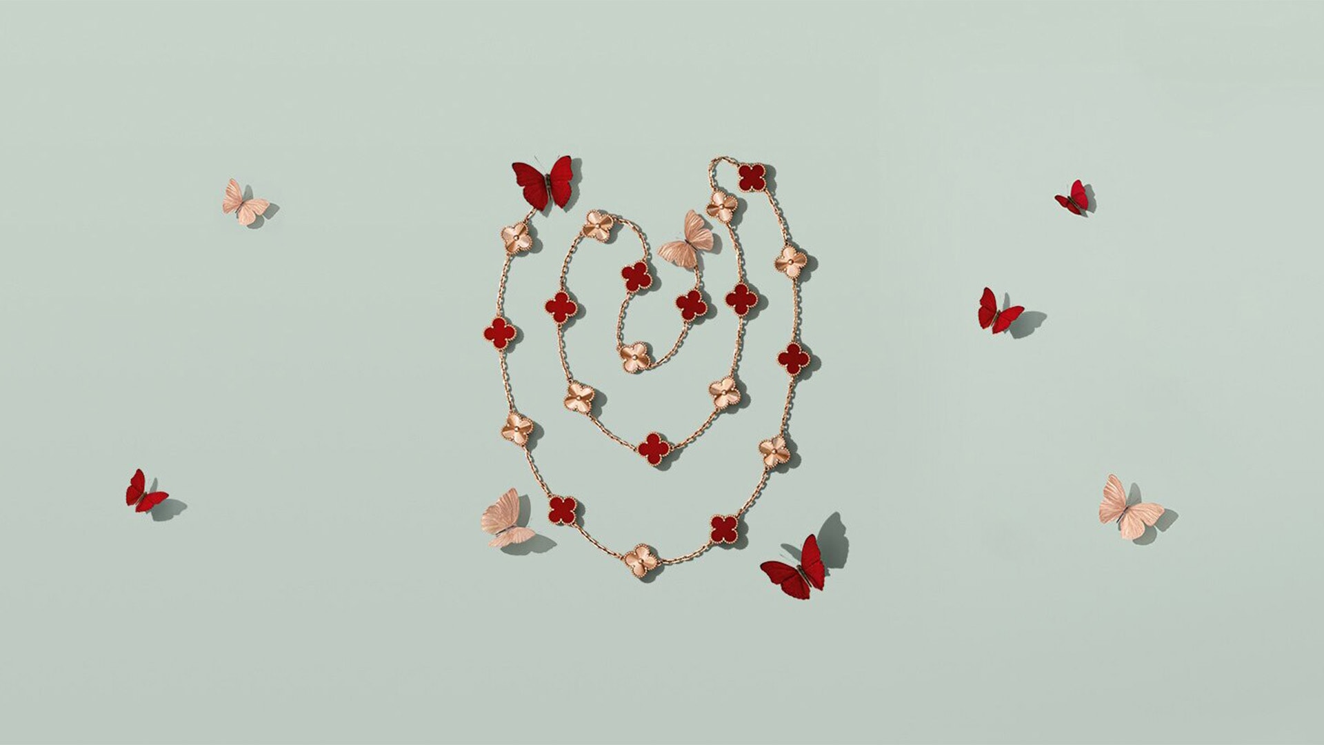Gelang vintage dengan 5 motif semanggi dari Van Cleef & Arpels, merek perhiasan berkelas di Singapura