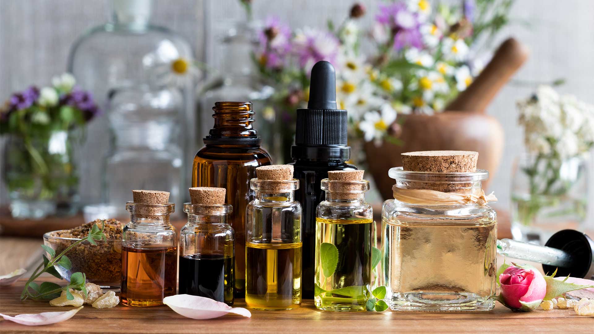 Botol-botol minyak esensial yang digunakan untuk meracik wewangian pada merek parfum berkelas di Singapura