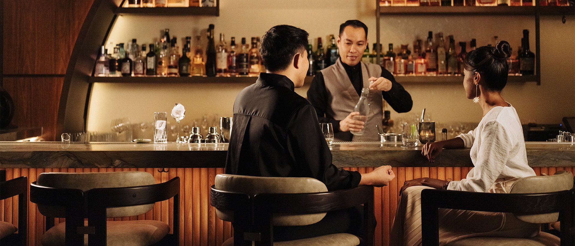Bir sedang disiapkan di bar bir terbaik di Singapura