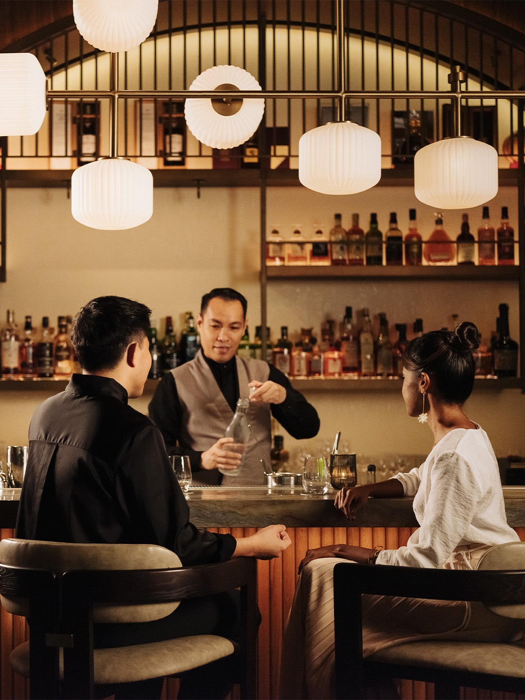 Bir sedang disiapkan di bar bir terbaik di Singapura