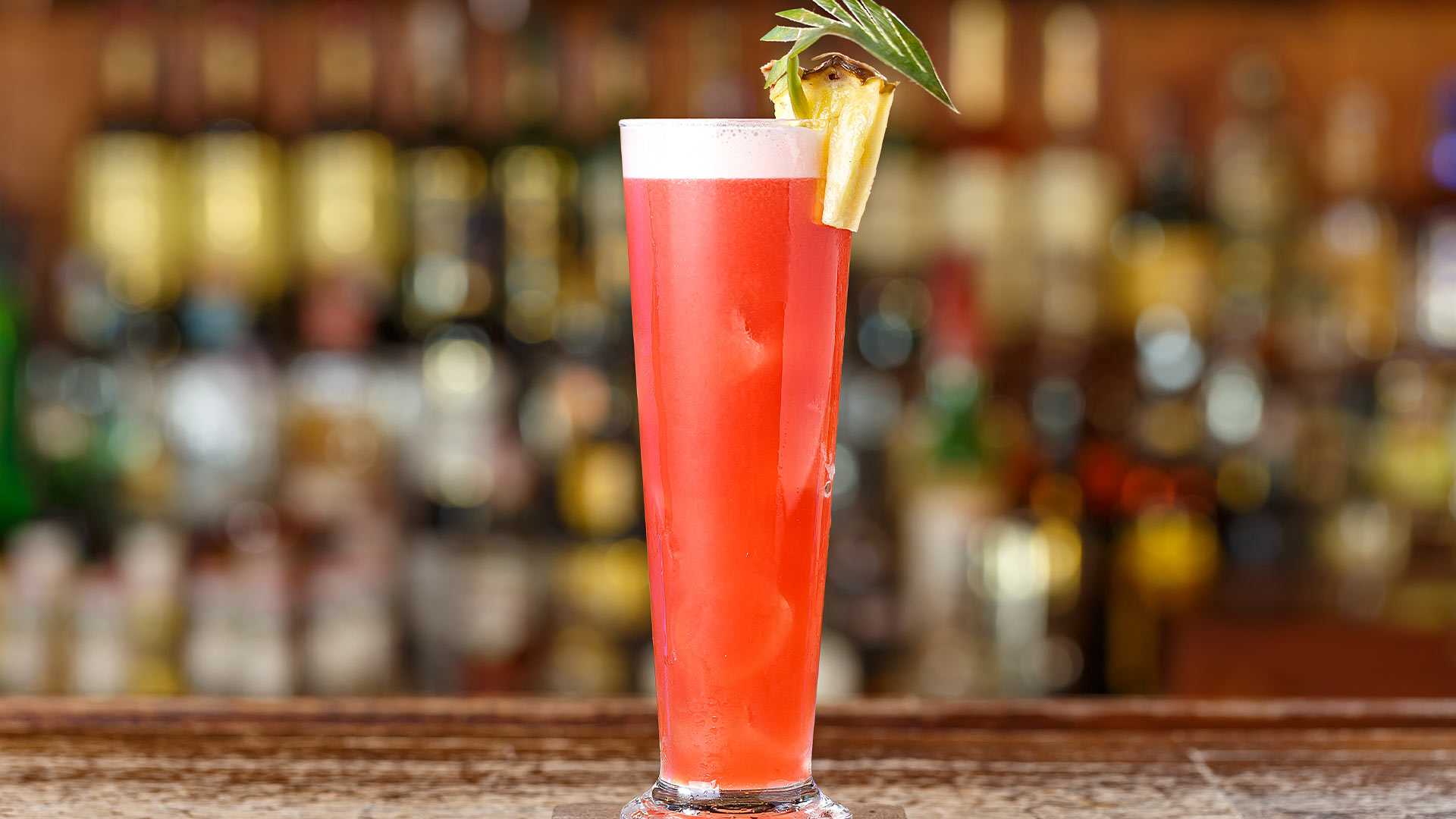 Singapore Sling, koktail merah muda yang disajikan di bar terbaik di Singapura