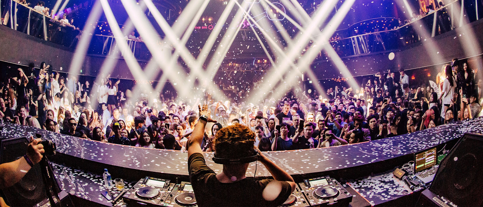 Pemandangan Marquee, kelab malam terbaik di Singapura, dari dek DJ