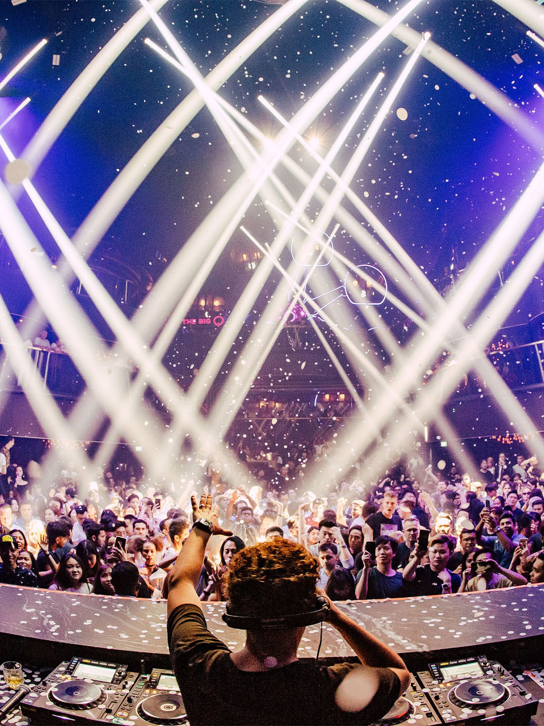 Pemandangan Marquee, kelab malam terbaik di Singapura, dari dek DJ