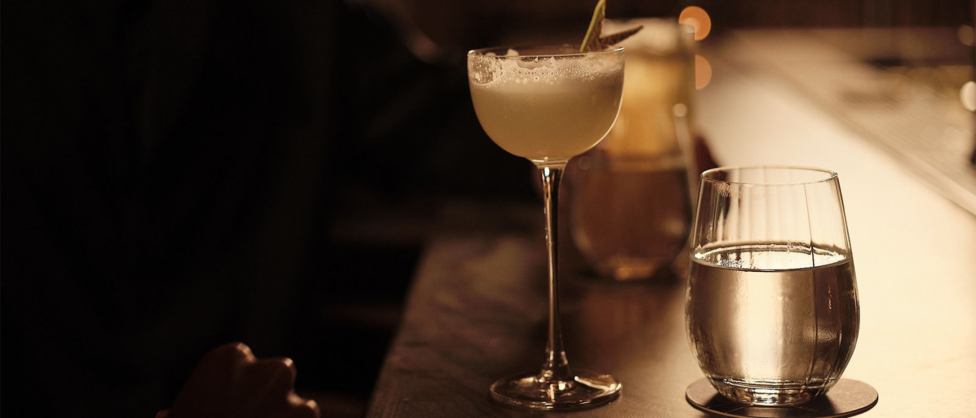 Minuman dan koktail larut malam untuk dinikmati bersama rekan di Marina Bay Sands, Singapura