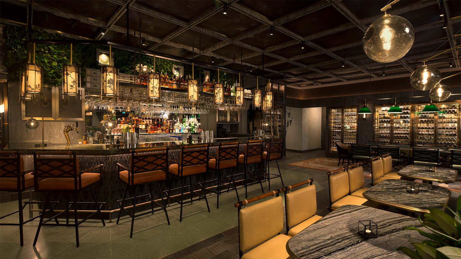 Bar di Mott32, sebuah restoran Tiongkok yang menyajikan wine Tiongkok terbaik di Singapura