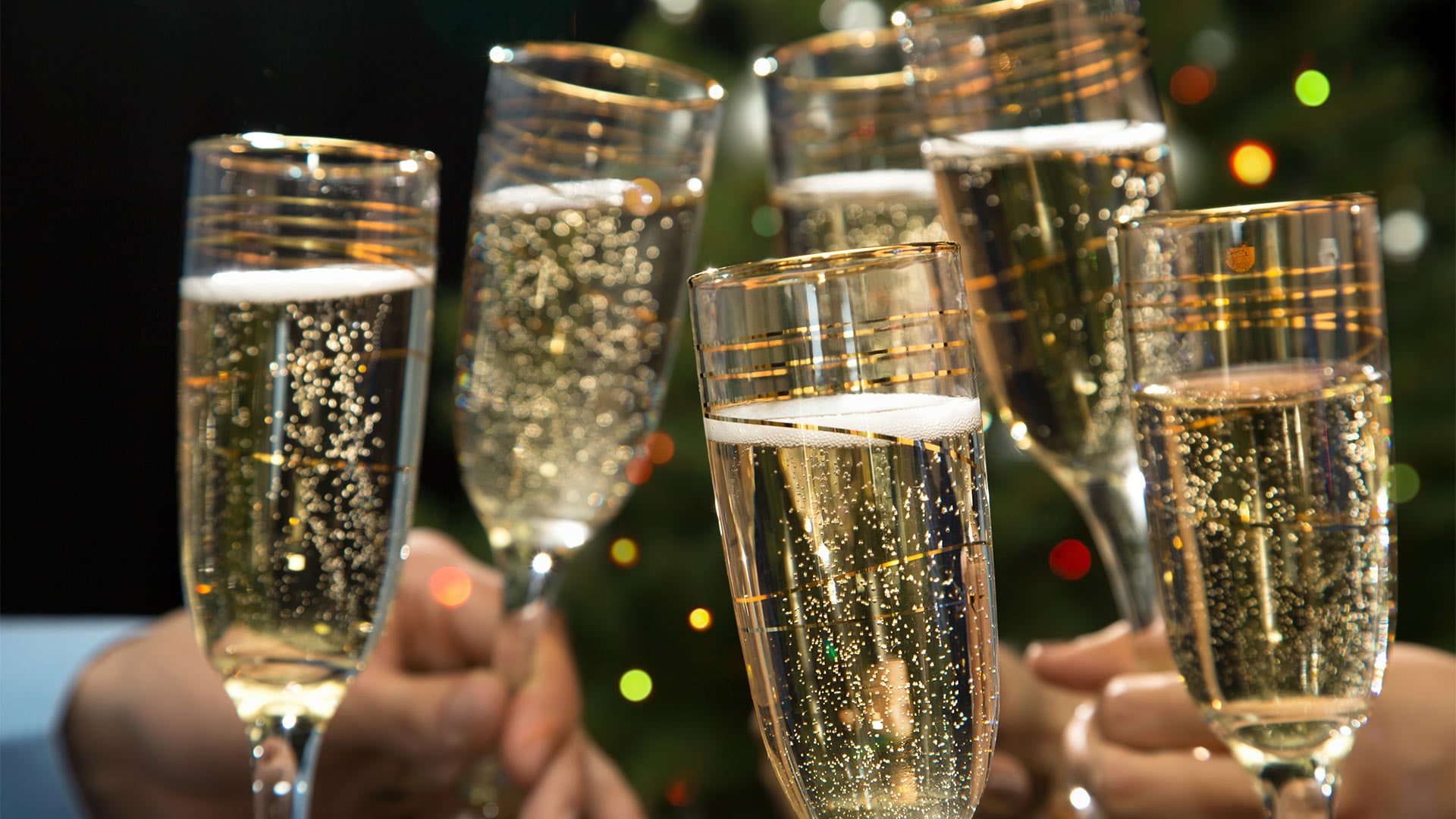 4 gelas sampanye untuk merayakan acara spesial, dengan hadiah yang dipilih dari Marina Bay Sands
