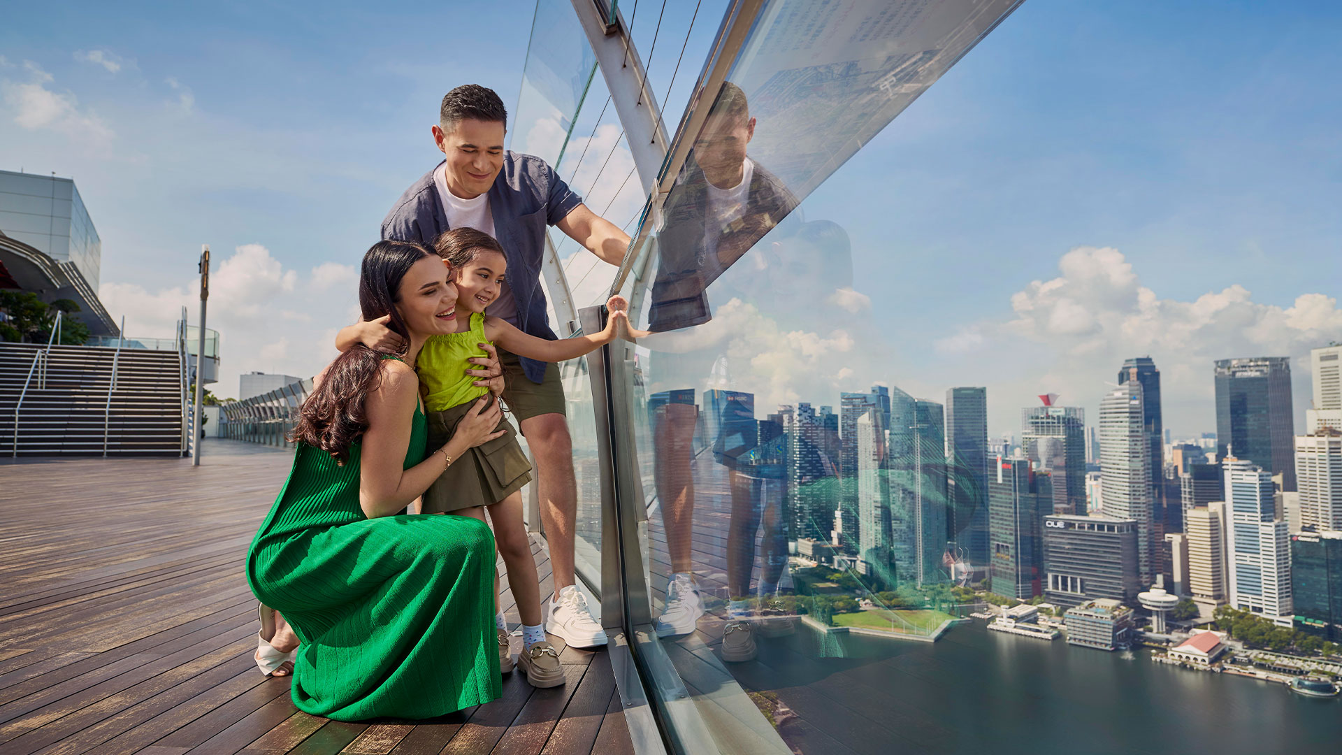 Keluarga beranggotakan tiga orang merayakan Hari Ayah 2024 di Singapura