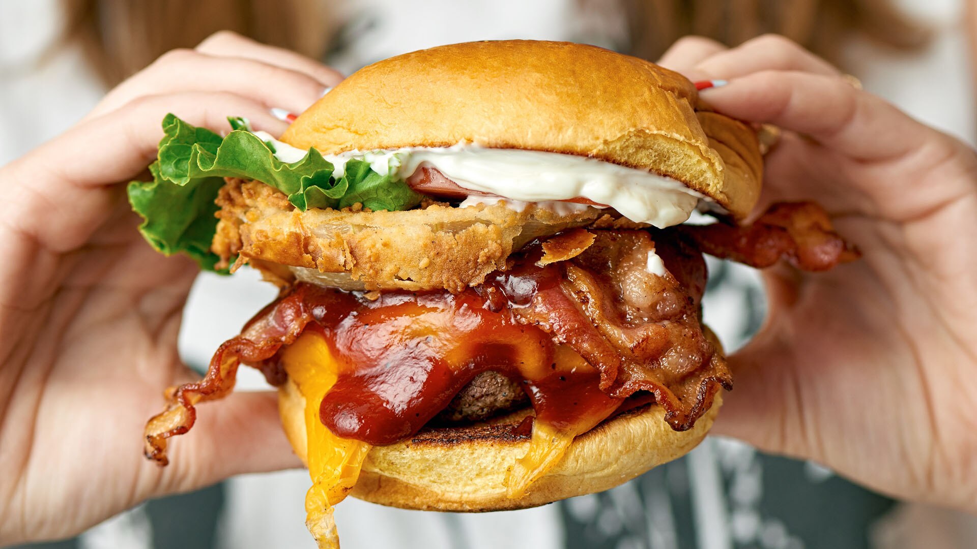 Burger gourmet bertumpuk yang disajikan di Black Tap, resto burger populer untuk merayakan Hari Ayah 2026
