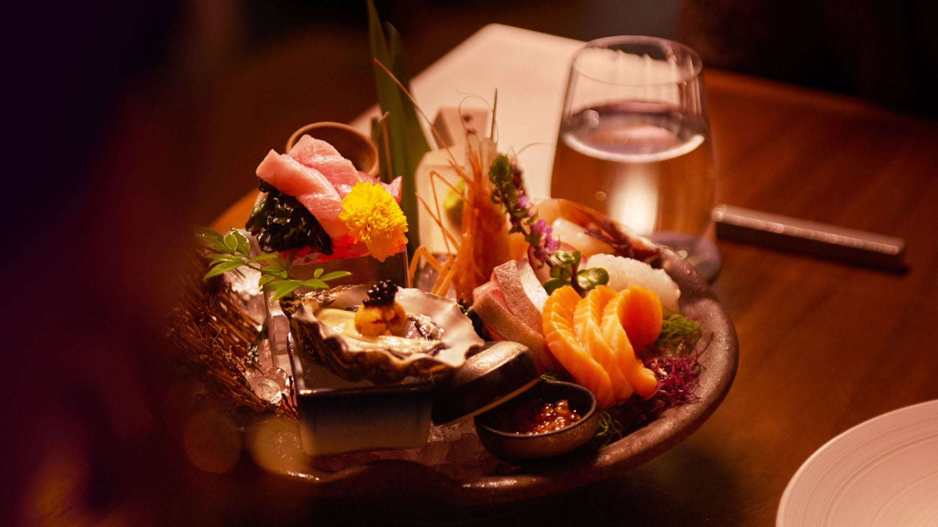 Sajian sashimi platter di Wakuda, restoran ideal untuk merayakan Hari Ayah 2026