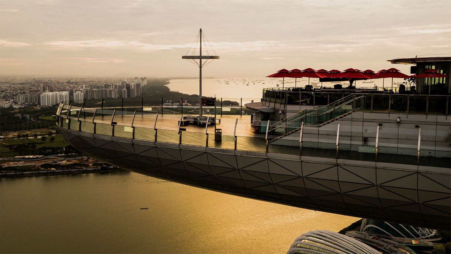 Saksikan panorama Singapura yang memukau dan tak terlupakan dari SkyPark Observation Deck di Hari Ayah