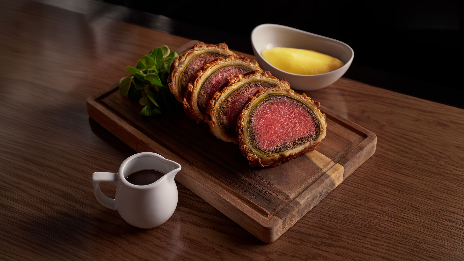 Beef Wellington di Bread Street Kitchen untuk santap siang dan santap malam Hari Ibu