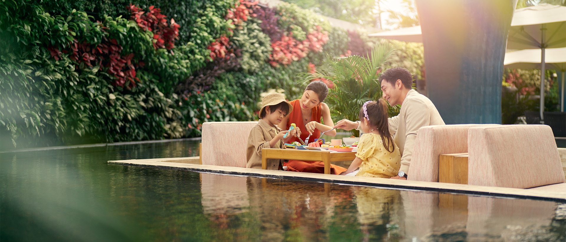 Keluarga beranggotakan 4 orang merayakan Hari Ibu 2026 di Singapura