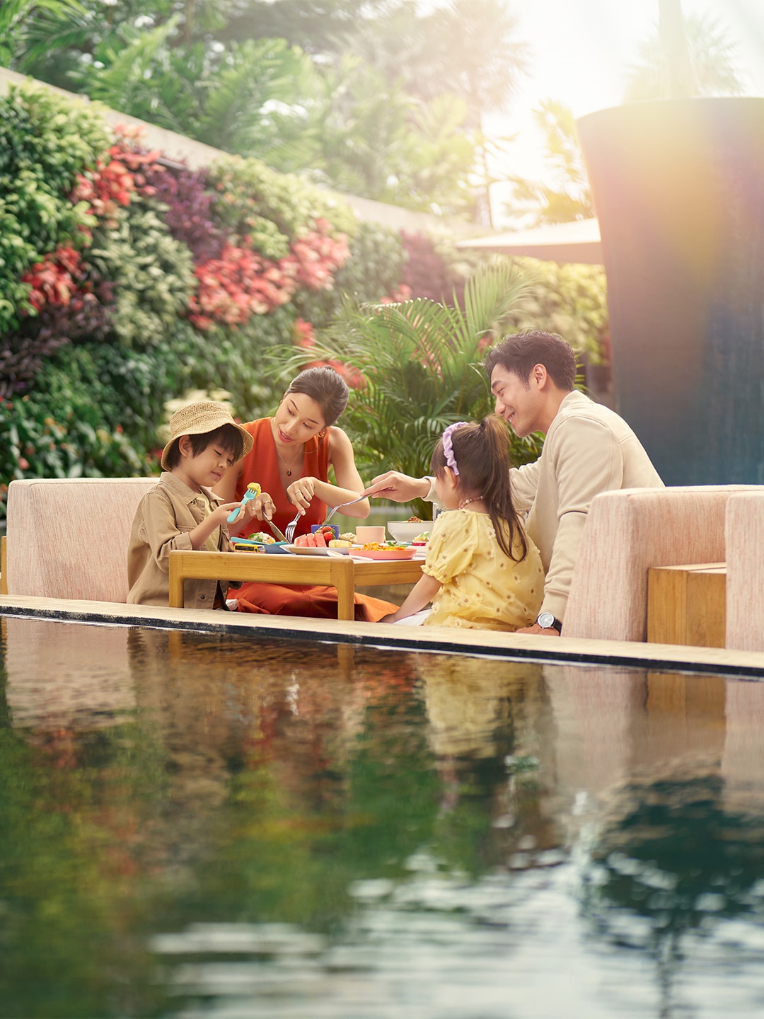 Keluarga beranggotakan 4 orang merayakan Hari Ibu 2026 di Singapura