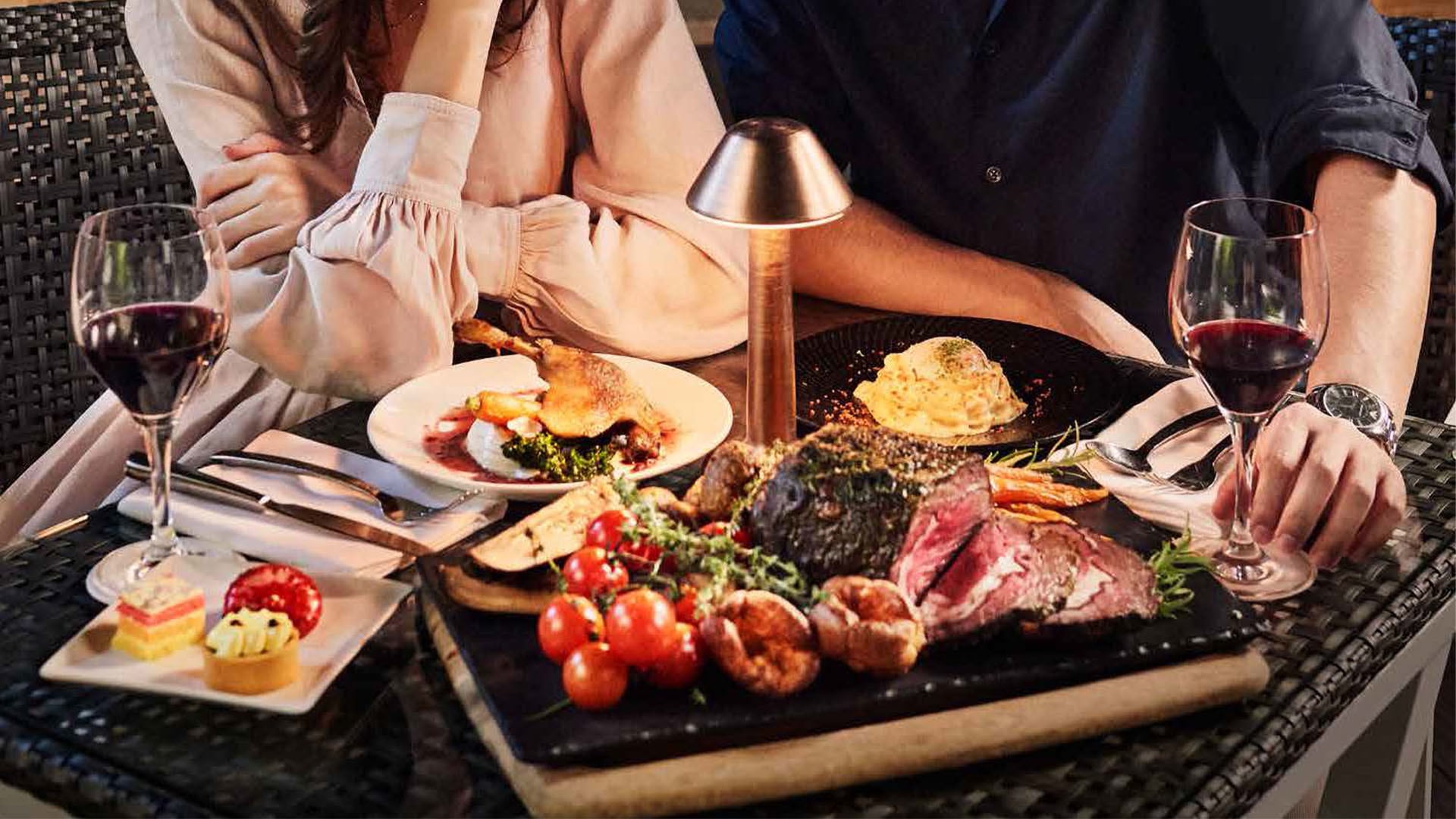 Suasana romantis untuk makan malam prasmanan Hari Valentine di RISE Restaurant.