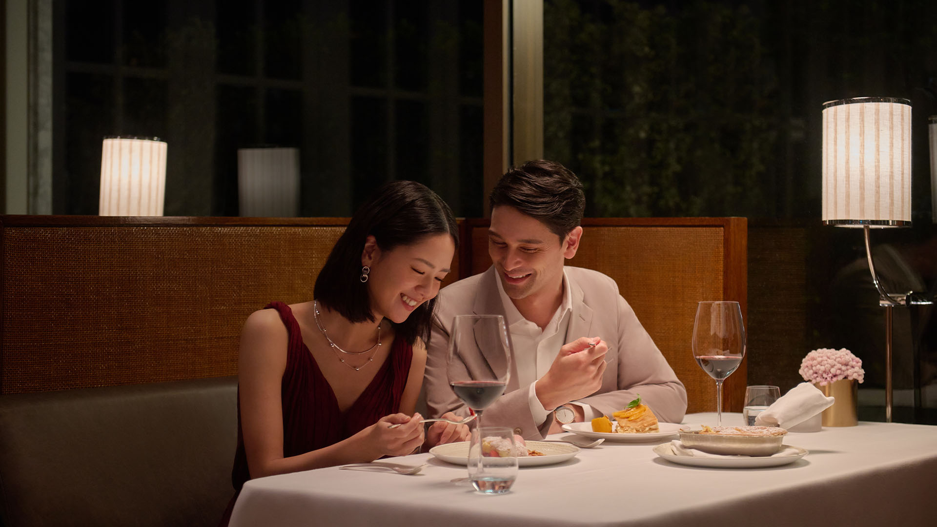 Pasangan sedang menikmati makan malam Hari Valentine romantis di Spago