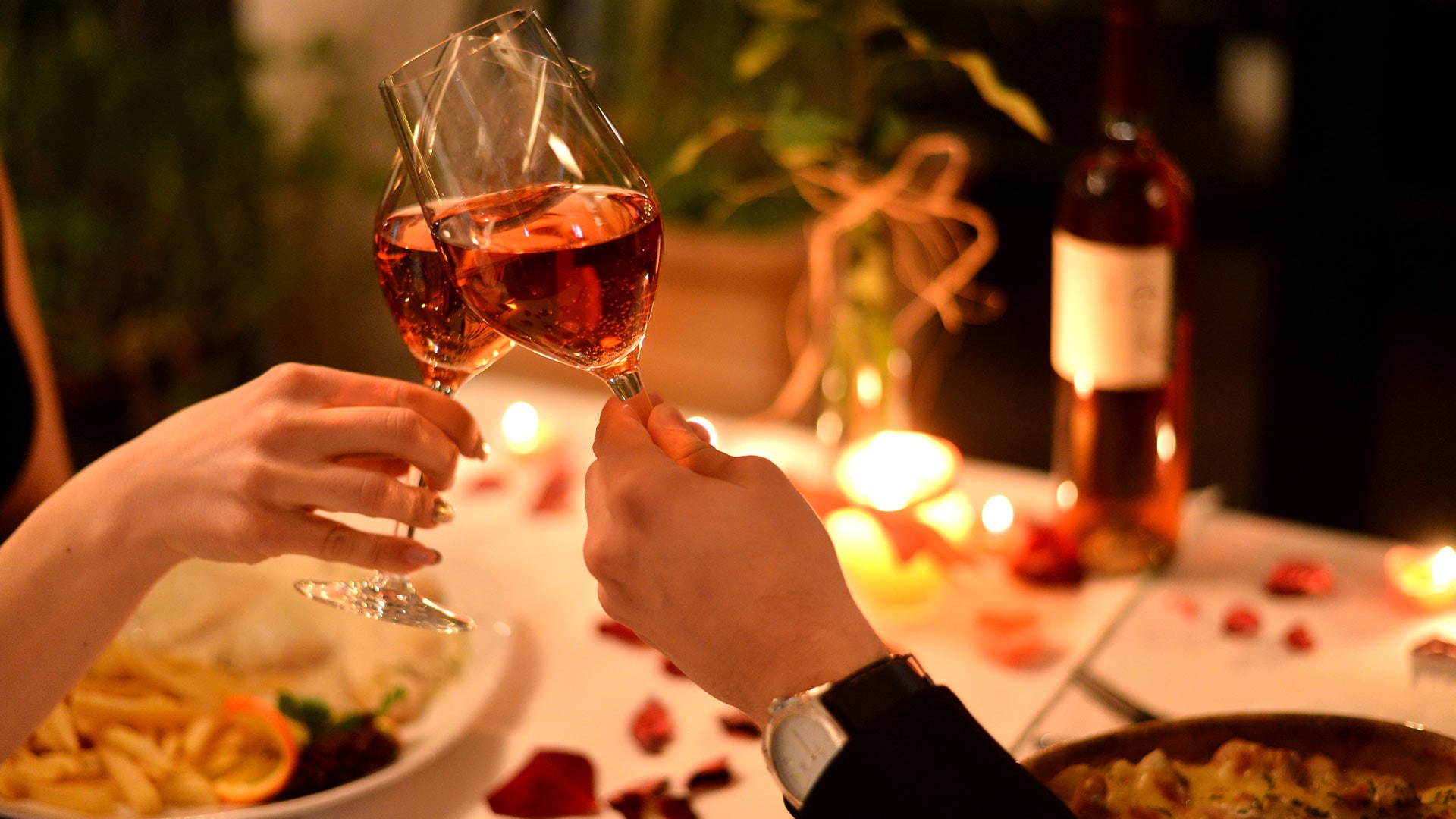 Pasangan merayakan Hari Valentine dengan sajian makan malam dan wine merah di Marina Bay Sands