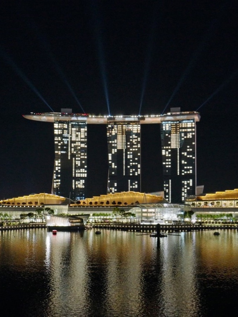 Marina Bay Sands memimpin jalan untuk pertunjukan cahaya Natal pertama di sekitar Marina Bay