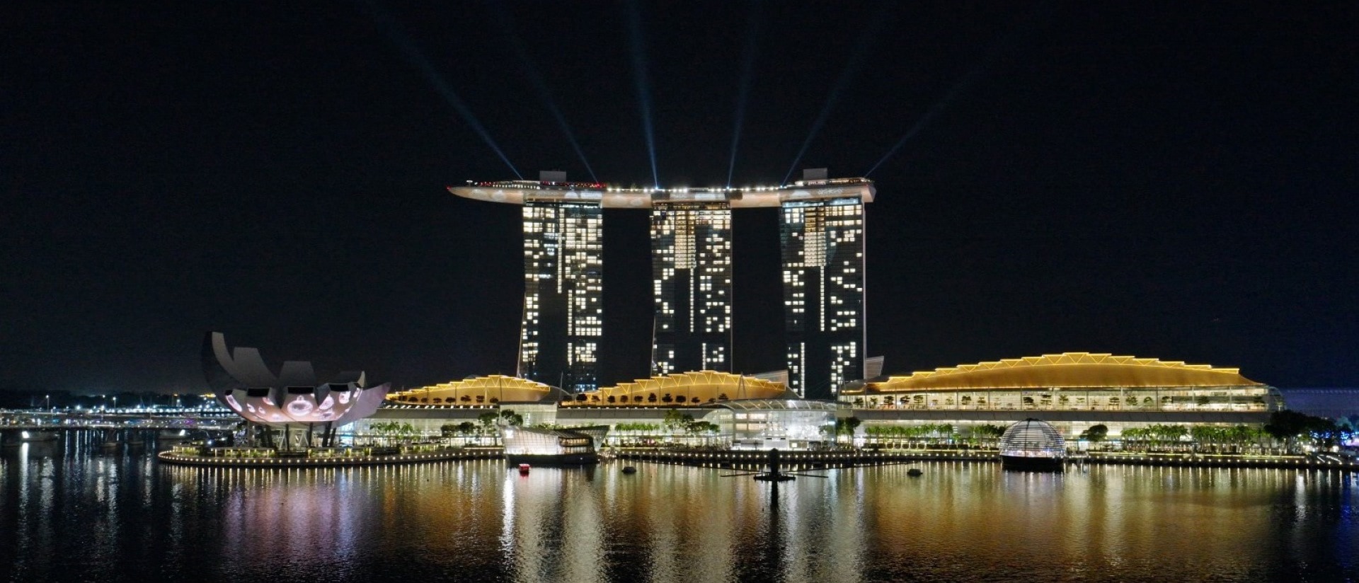 Marina Bay Sands memimpin jalan untuk pertunjukan cahaya Natal pertama di sekitar Marina Bay