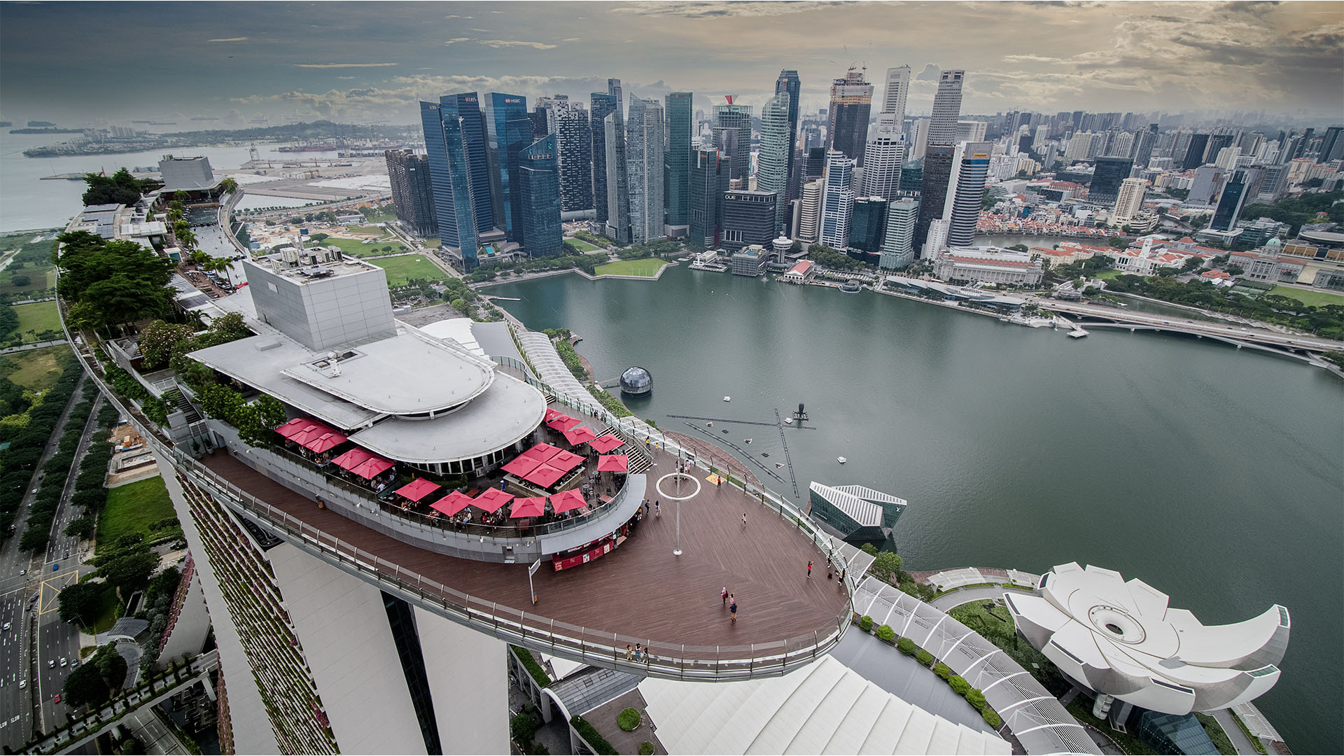 Kunjungi SkyPark Observation Deck, destinasi aktivitas kencan romantis di Singapura.