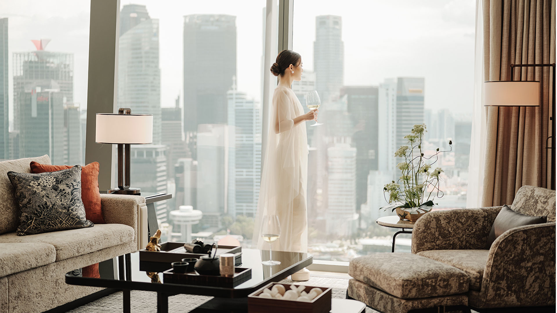 Tamu di kamar hotel bintang 5 di Marina Bay Sands.