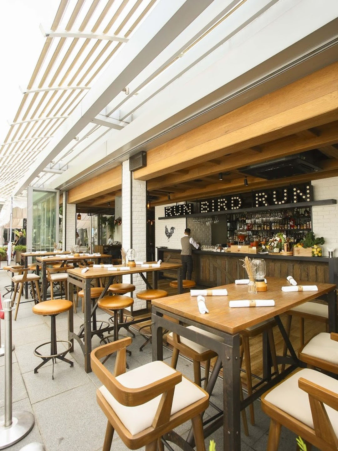 Bersantap Sambil Menikmati Pemandangan di Yardbird Southern Table & Bar