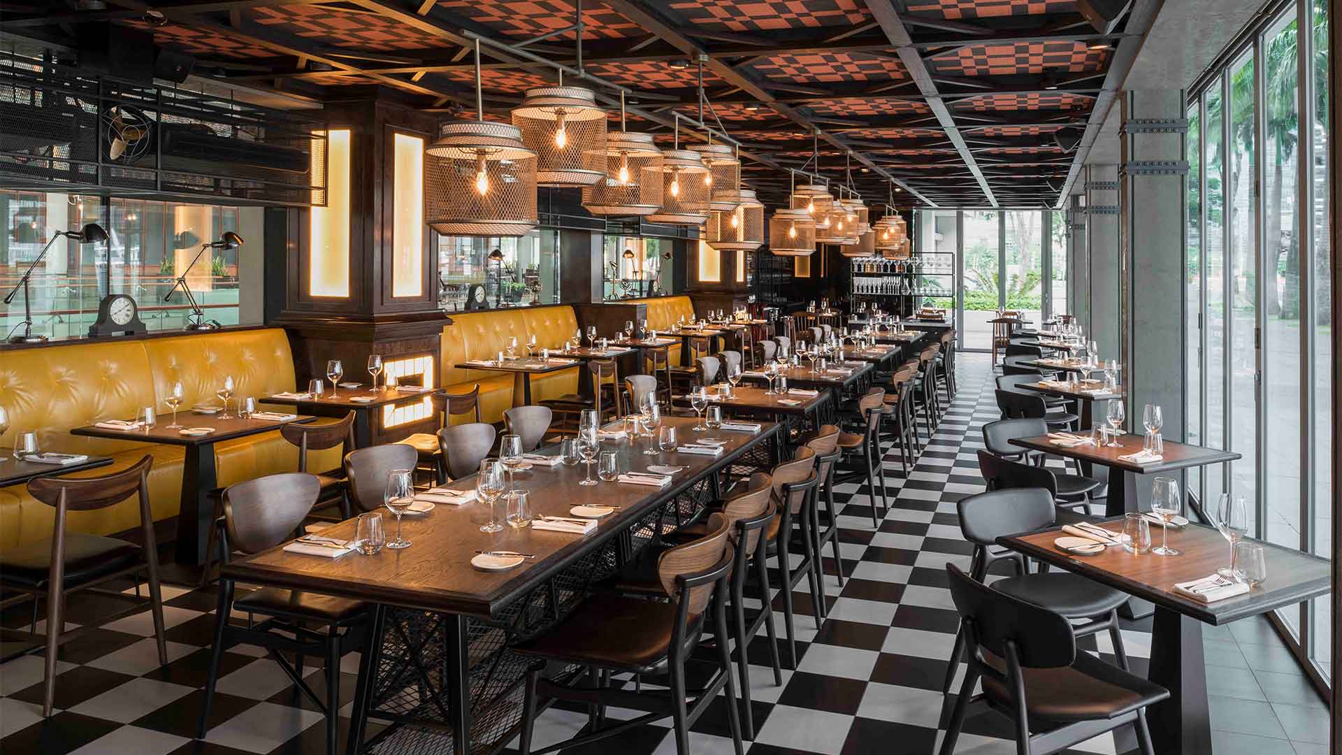 Area bersantap Bread Street Kitchen di Singapura, lokasi populer untuk acara dan bersantap privat