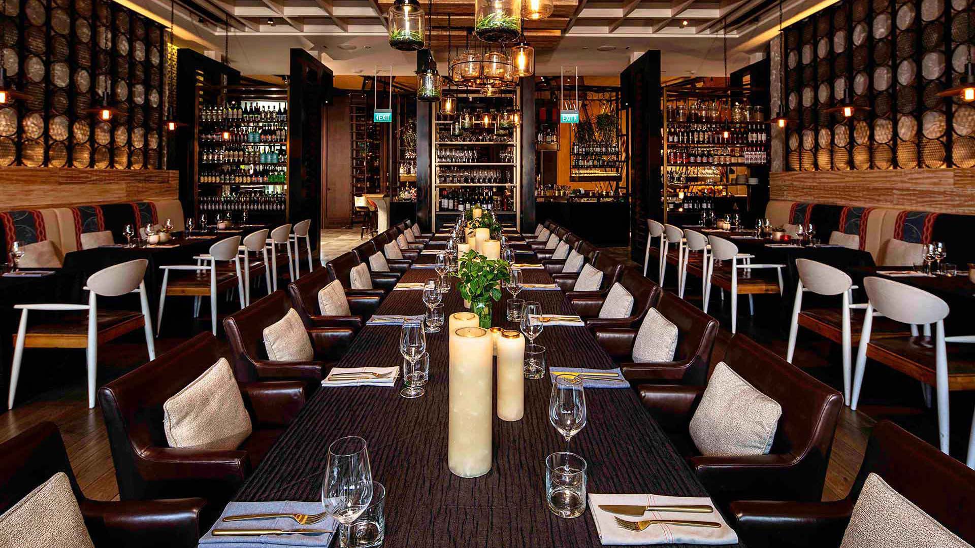 Penataan meja dan ruang bersantap untuk restoran yang mengadakan acara dan bersantap privat di Singapura