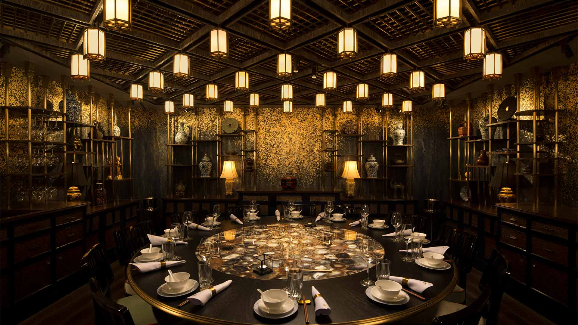 Ruang bersantap privat di Mott 32 Singapore, restoran Tionghoa di Marina Bay Sands